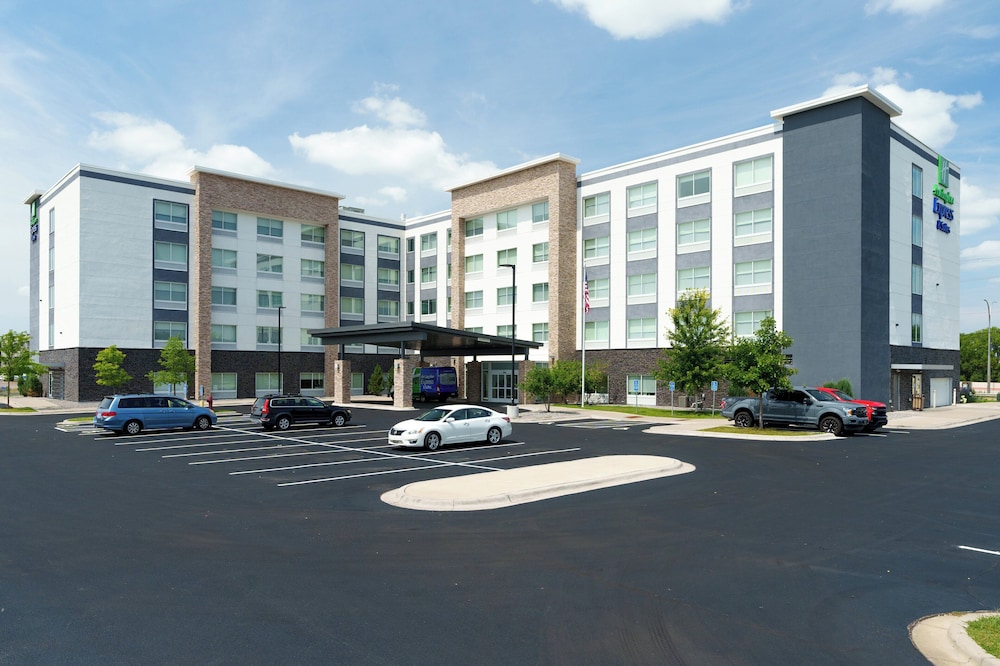 Holiday Inn Express and Suites - Mall of America - MSP Airport 64/68