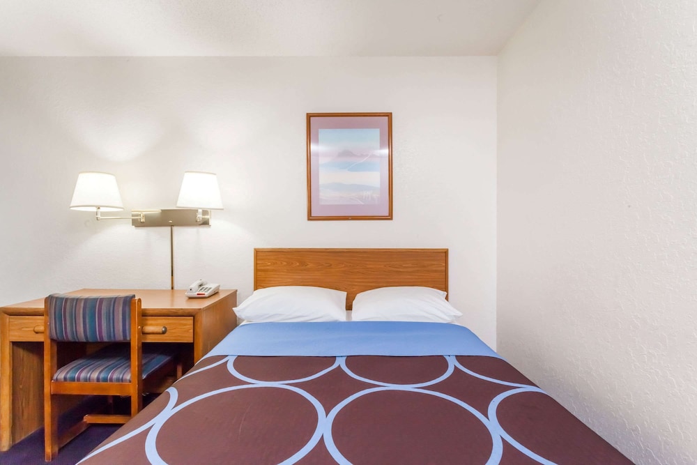 Super 8 by Wyndham Sidney NY 8/30