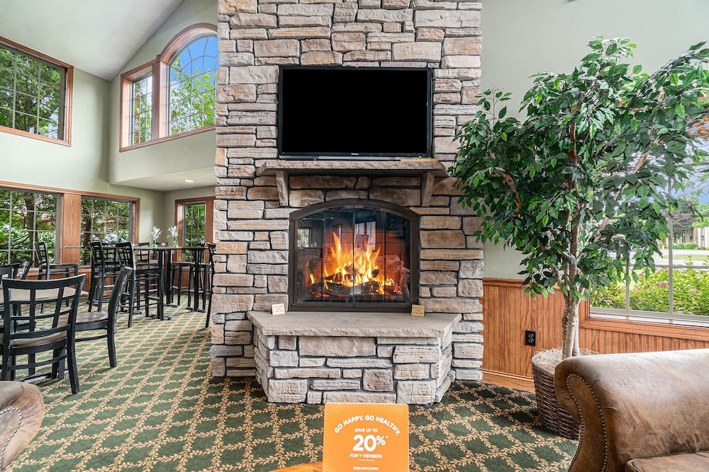Howard Johnson by Wyndham Traverse City 32/47