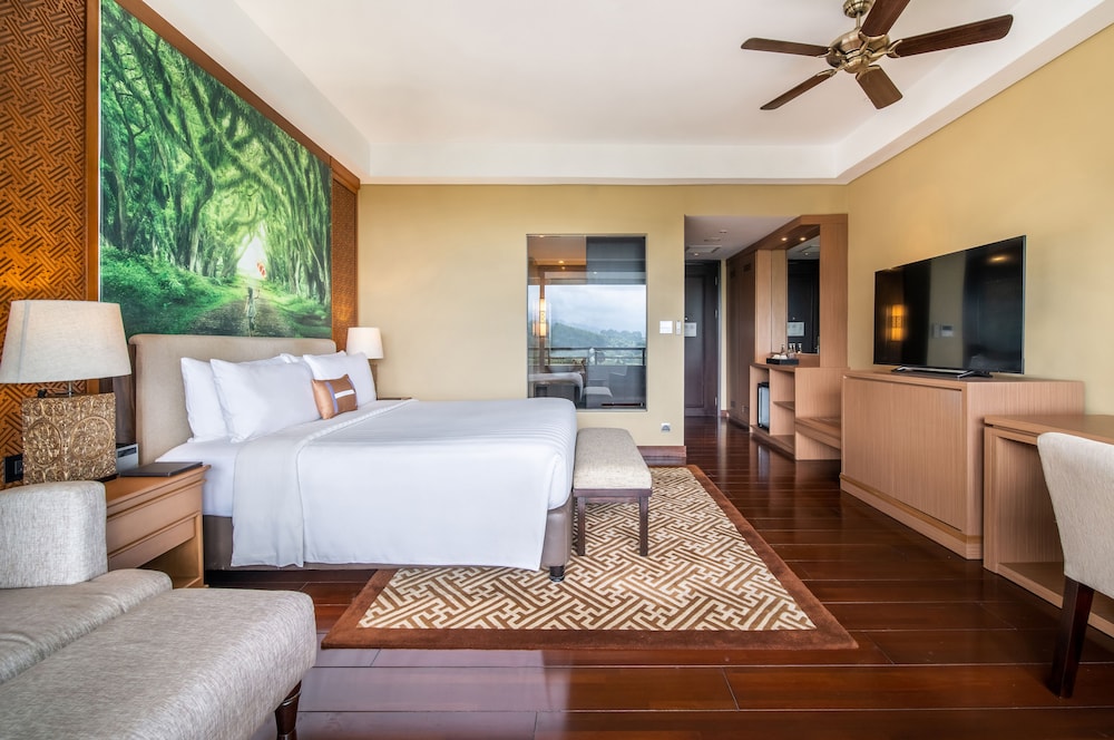 Superior, Queen Bed, Valley View