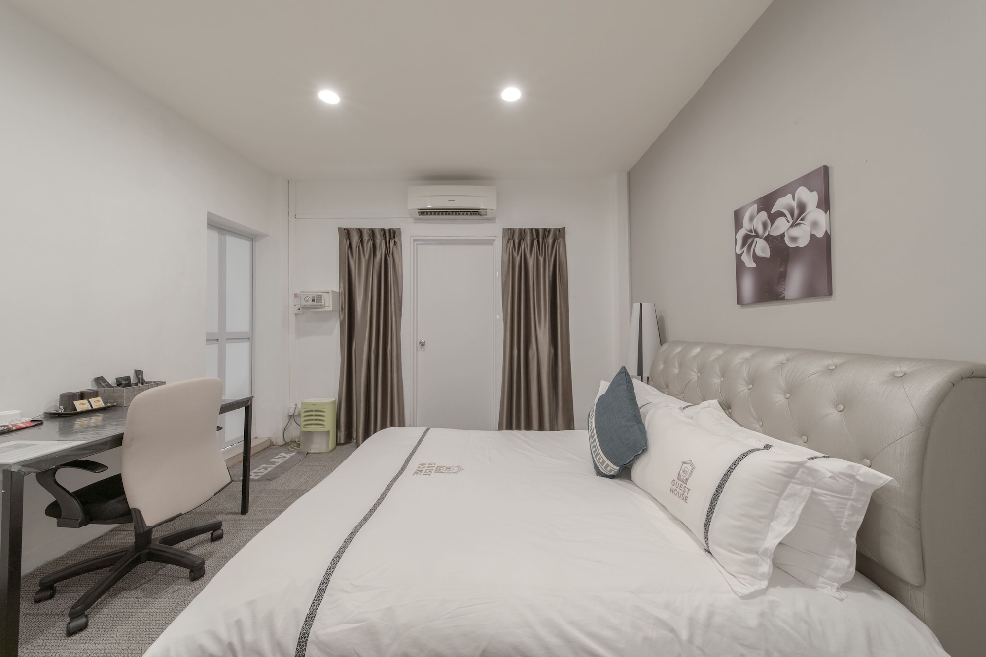 ROOM, DOUBLE BED