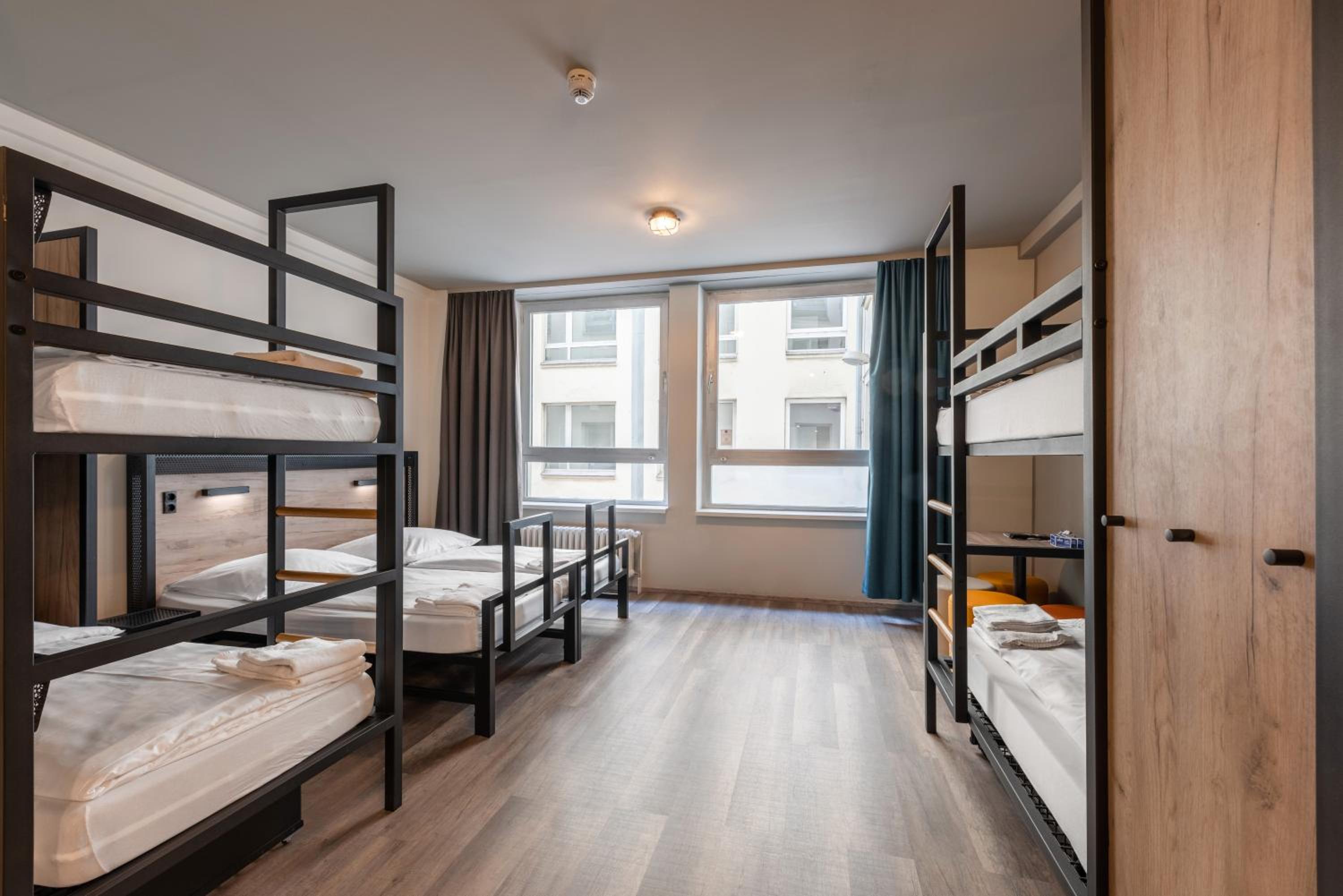 ROOM, 8 BEDS