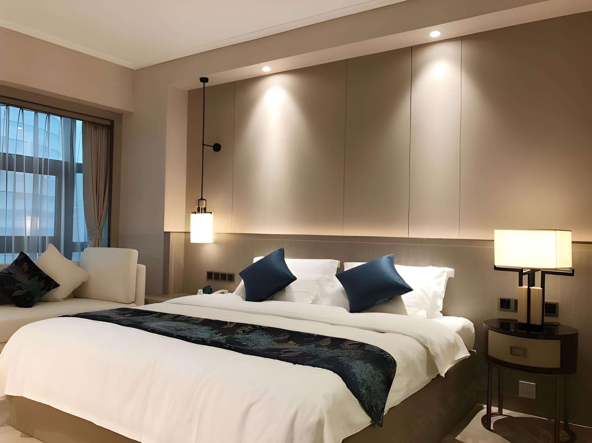DELUXE, SUITE, KING BED