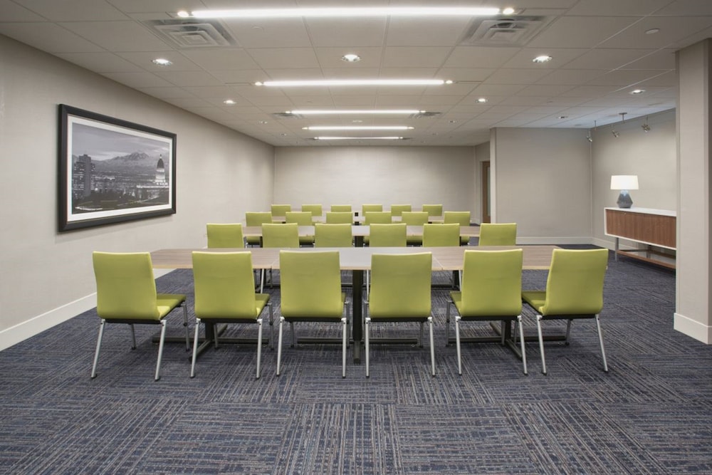 Holiday Inn Express & Suites Yorkville 34/38