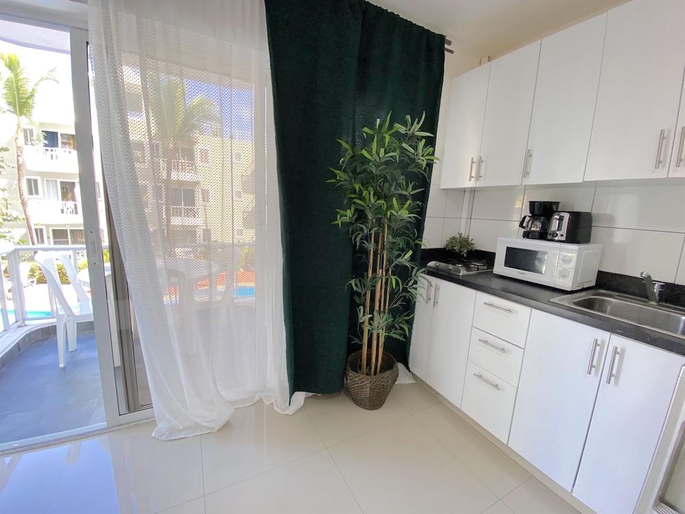 Tropicana Suites Deluxe Beach Club & Pool 32/50