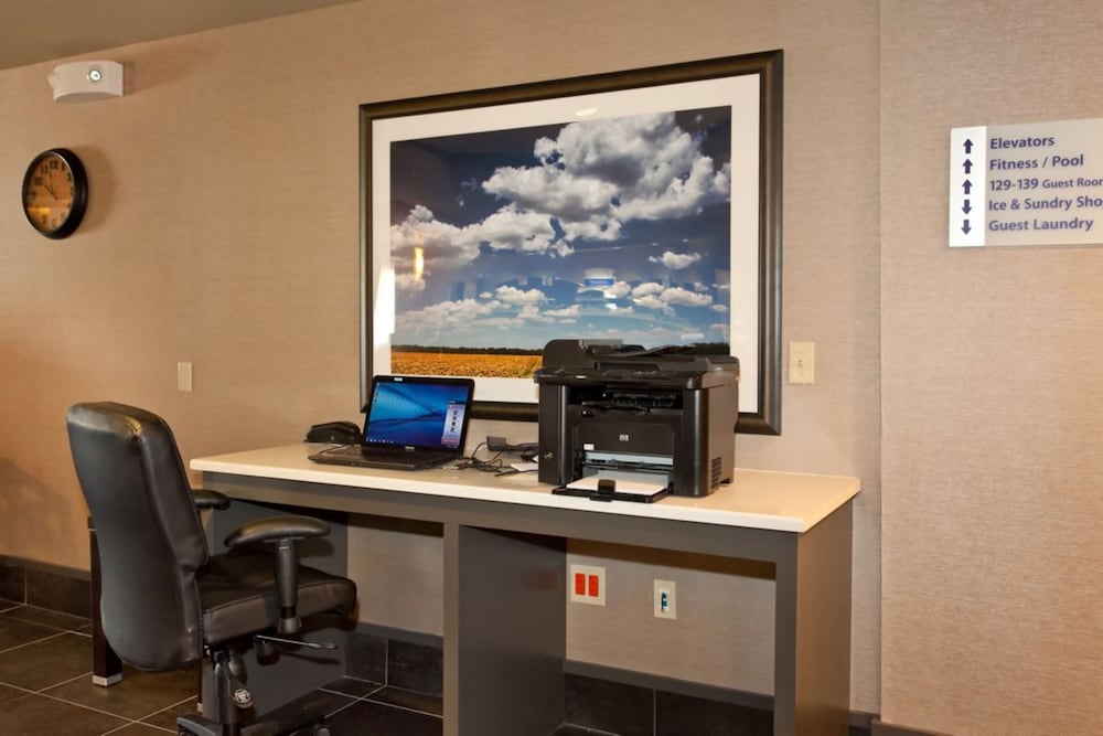 Holiday Inn Express Hotel & Suites Newton 41/42