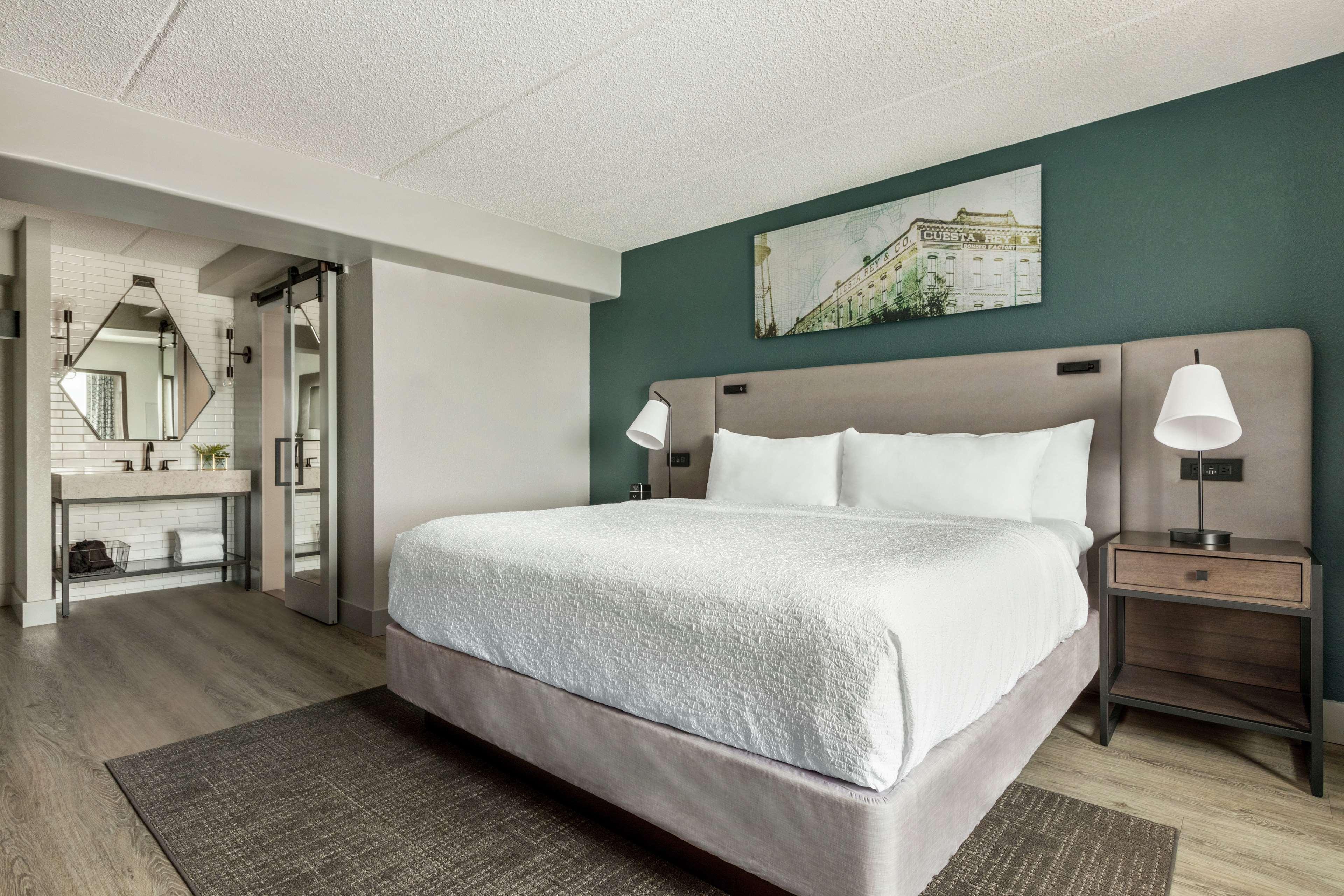 ROOM, KING BED, ACCESSIBLE