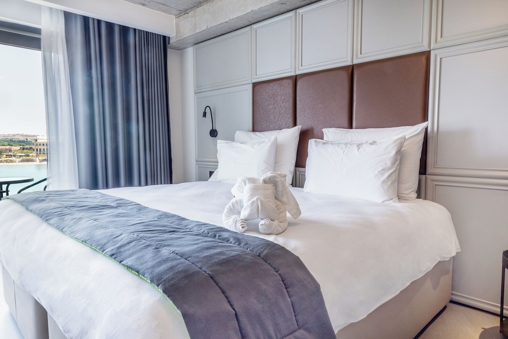 جناح جونيور بسرير كوين بإطلالة على البحر بغرفة نوم واحدة، The Londoner Hotel Sliema 3/5