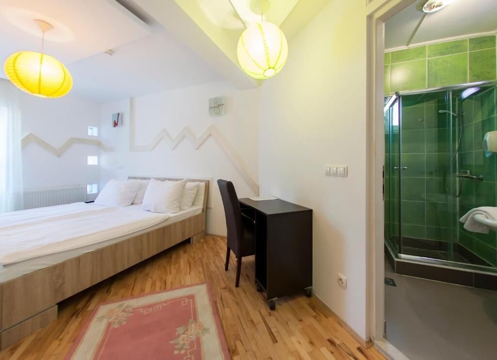 Hayat Hotel 33/57