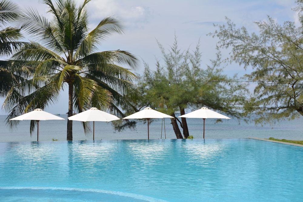 Ancarine Beach Resort 10/72