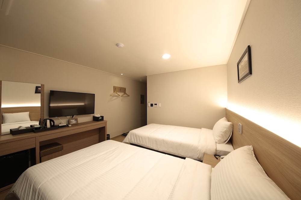 STANDARD, TWIN BEDS, CITY VIEW