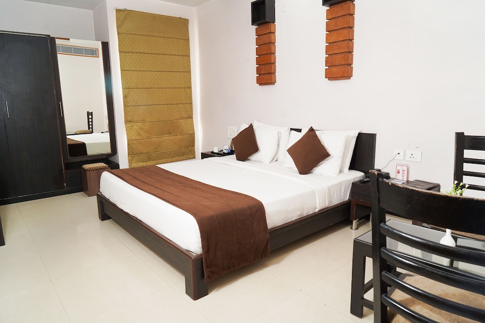 DELUXE, DOUBLE OR TWIN BED