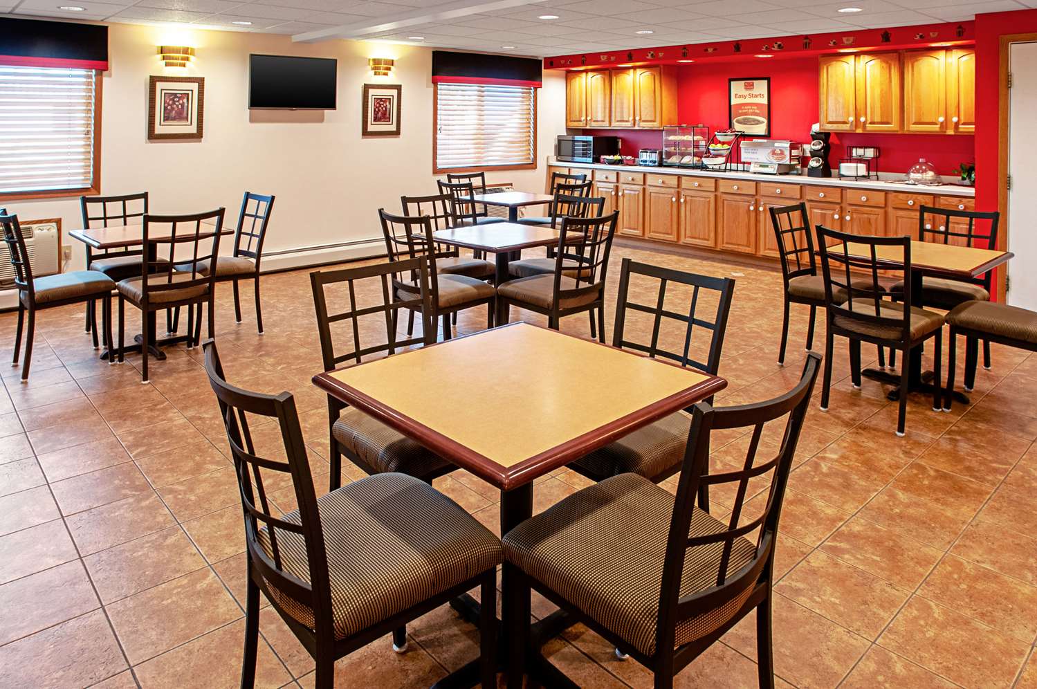 Econo Lodge Menomonie On The Bay MI 23/31