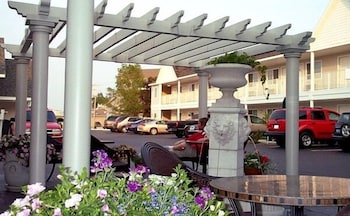Court Plaza Inn & Suites 48/64