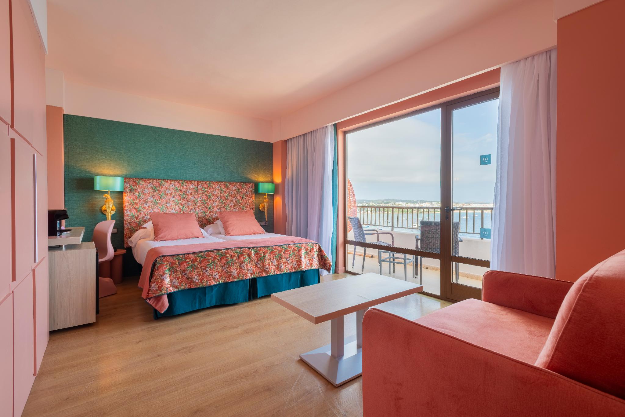 Deluxe, Triple, Double Bed, Sea View