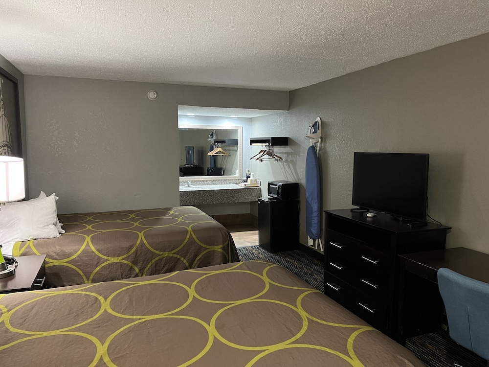Super 8 by Wyndham Meridian 21/25