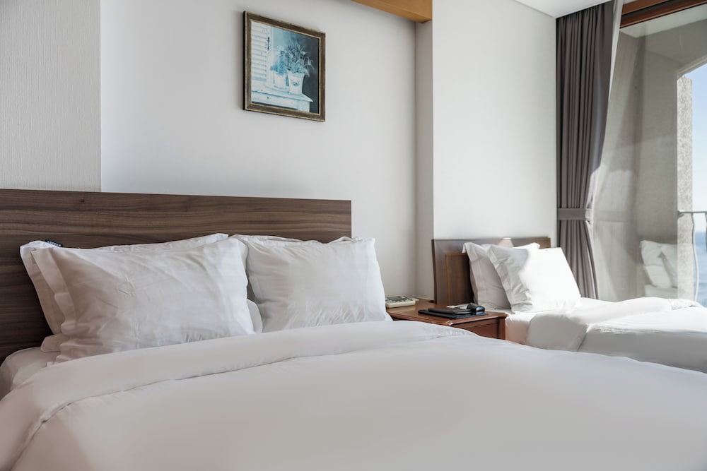 Ocean, Standard, Twin Beds, 1 Double and 1 Single Bed