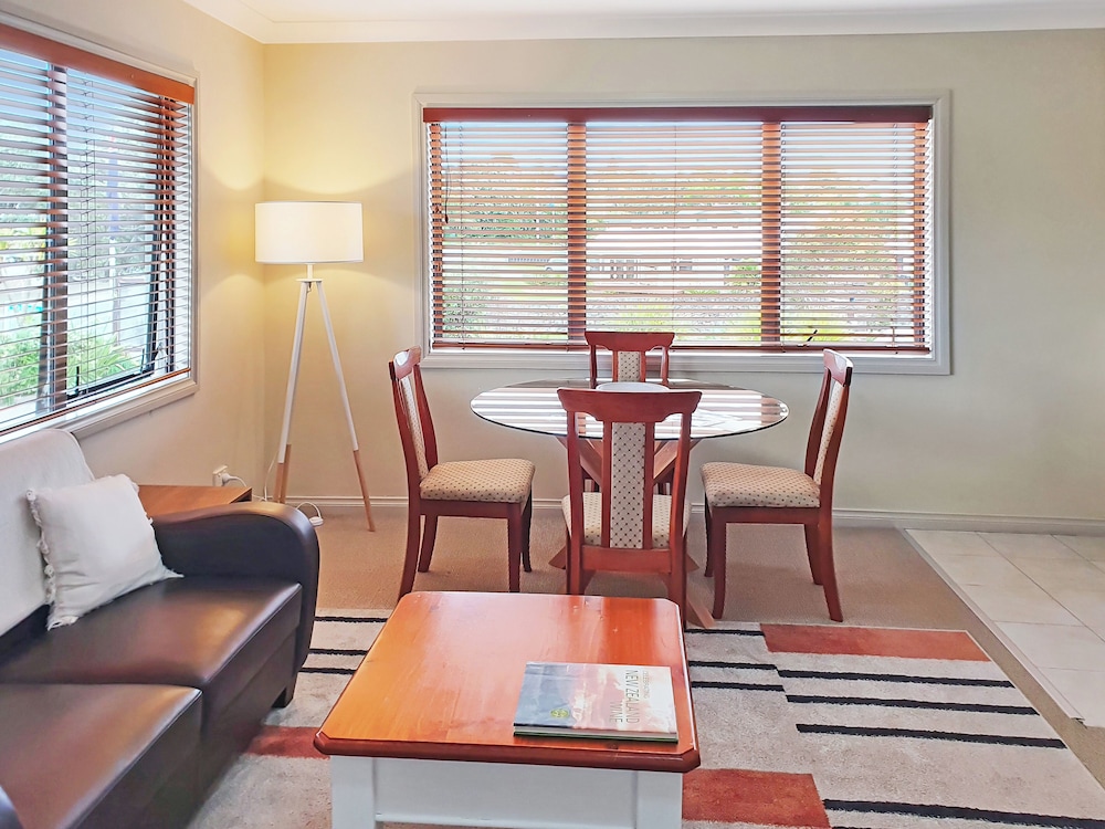 Whangaparaoa Lodge Motel 45/70