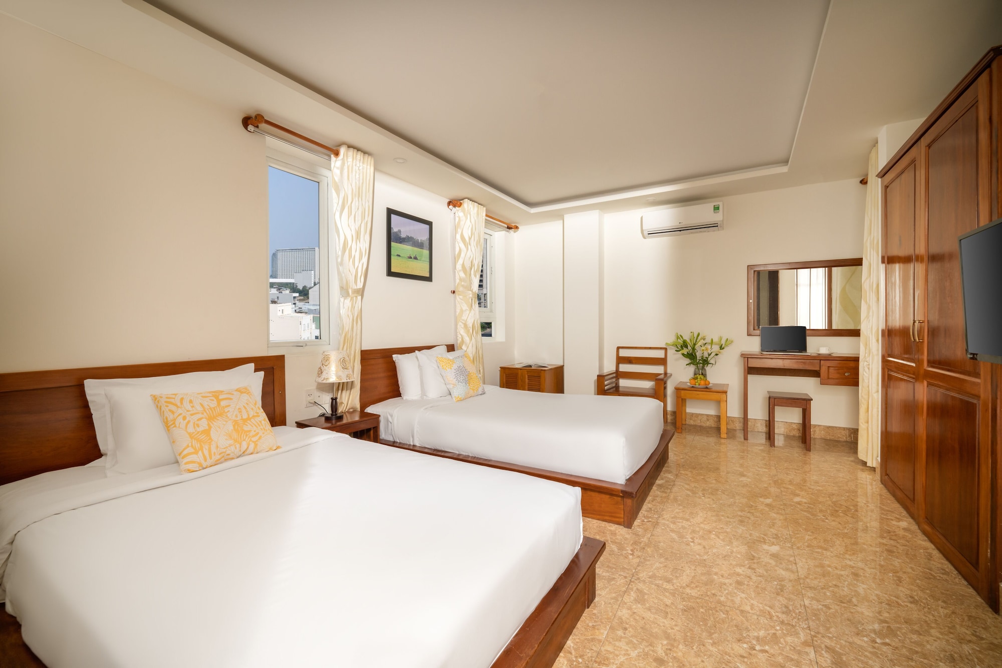 SUPERIOR, TWIN BEDS, CITY VIEW