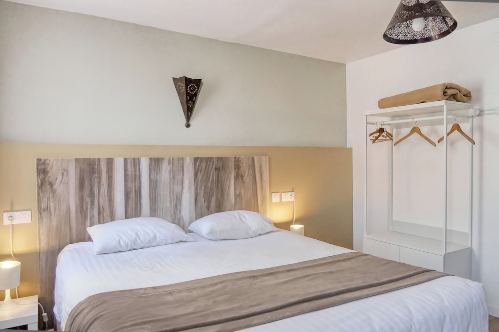 ROOM, DOUBLE BED