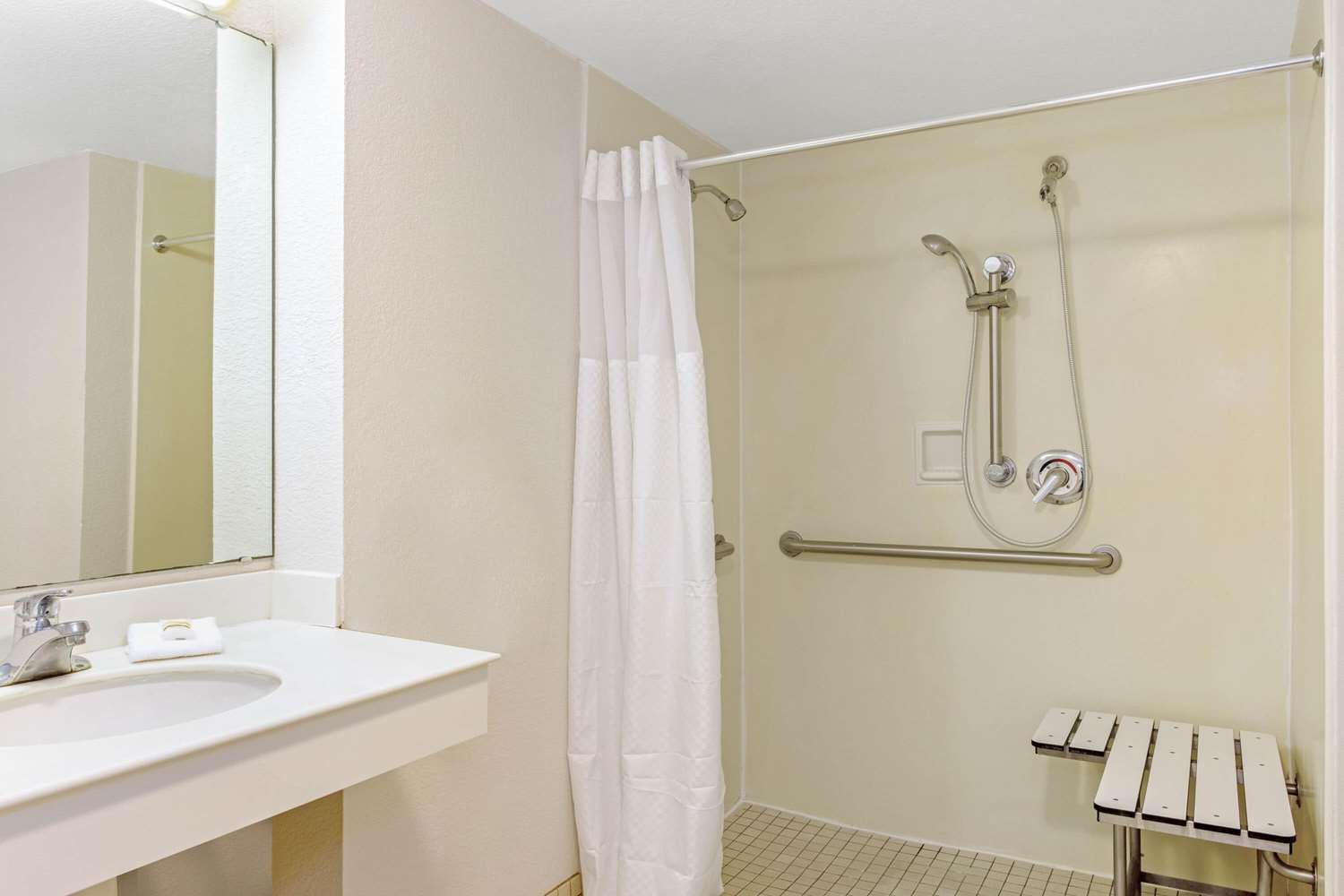 La Quinta Inn by Wyndham Orlando Airport West 38/40