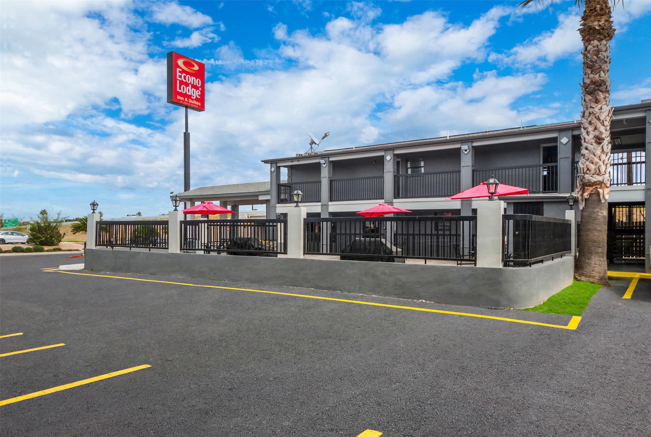 Econo Lodge Inn Suites Laredo 13/16
