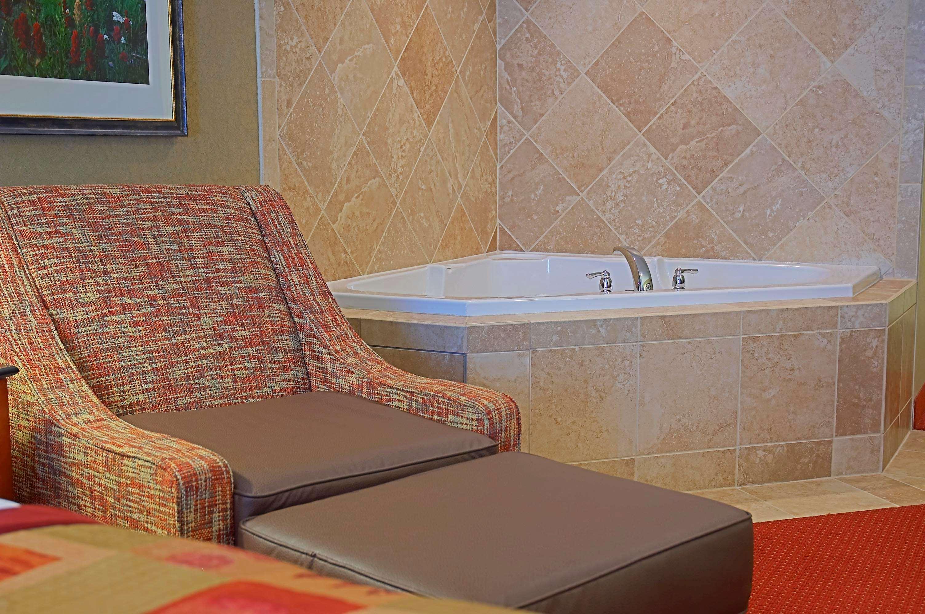 غرفة بسرير كينج، Best Western Plus Canyon Pines 7/8