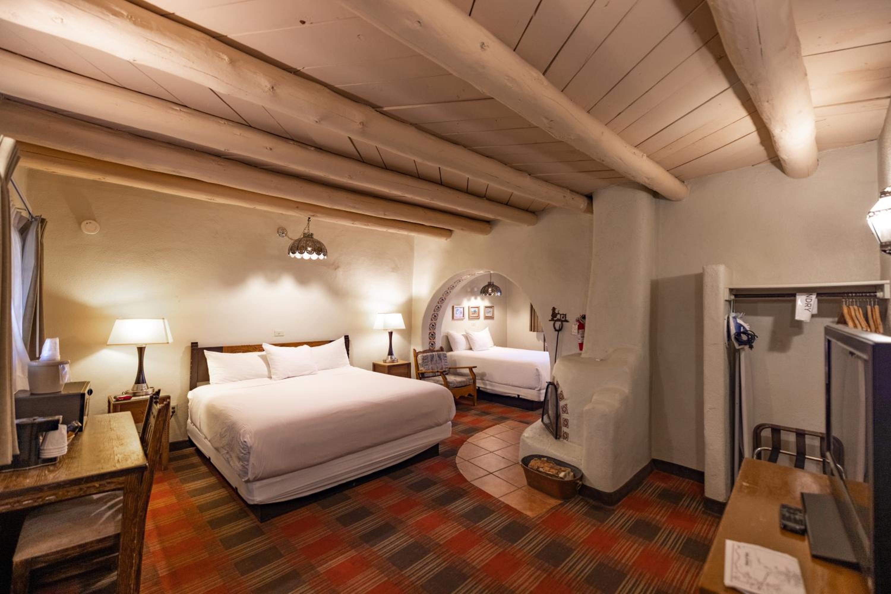 Room, Queen Bed, Sagebrush Inn Suites 5/8