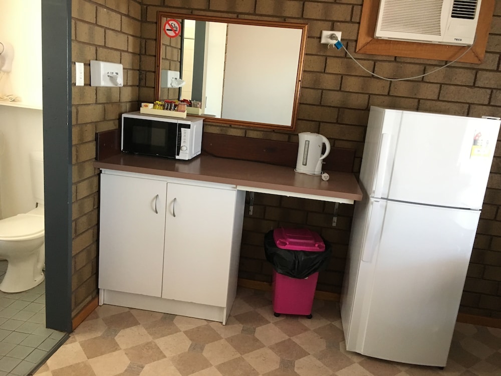 AIRPORT WHYALLA MOTEL 56/58