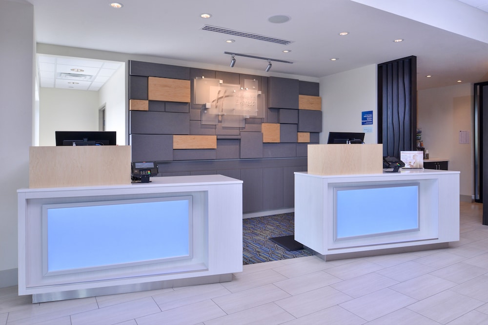 Holiday Inn Express & Suites Olathe West 9/60