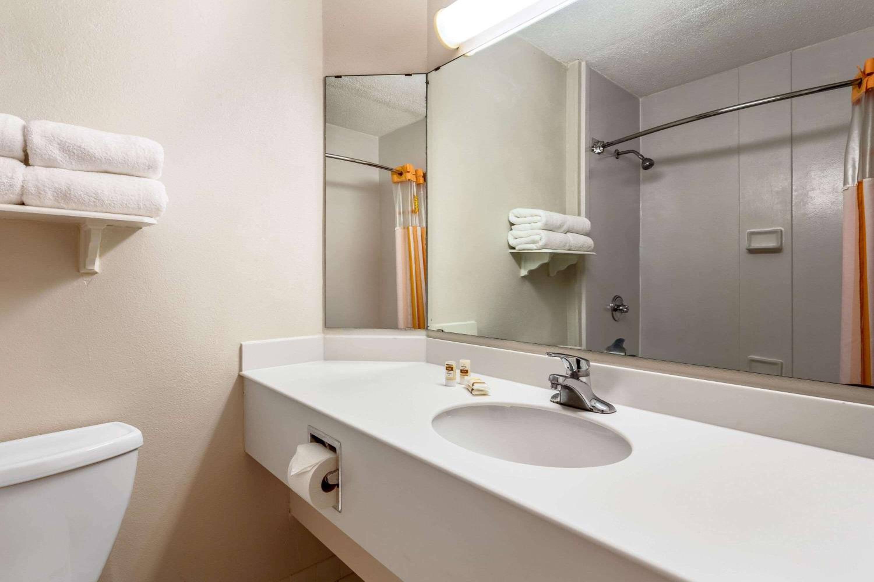 غرفة تنفيذية بسرير كينج، La Quinta Inn & Suites by Wyndham St. Pete-Clearwater Airpt 6/6