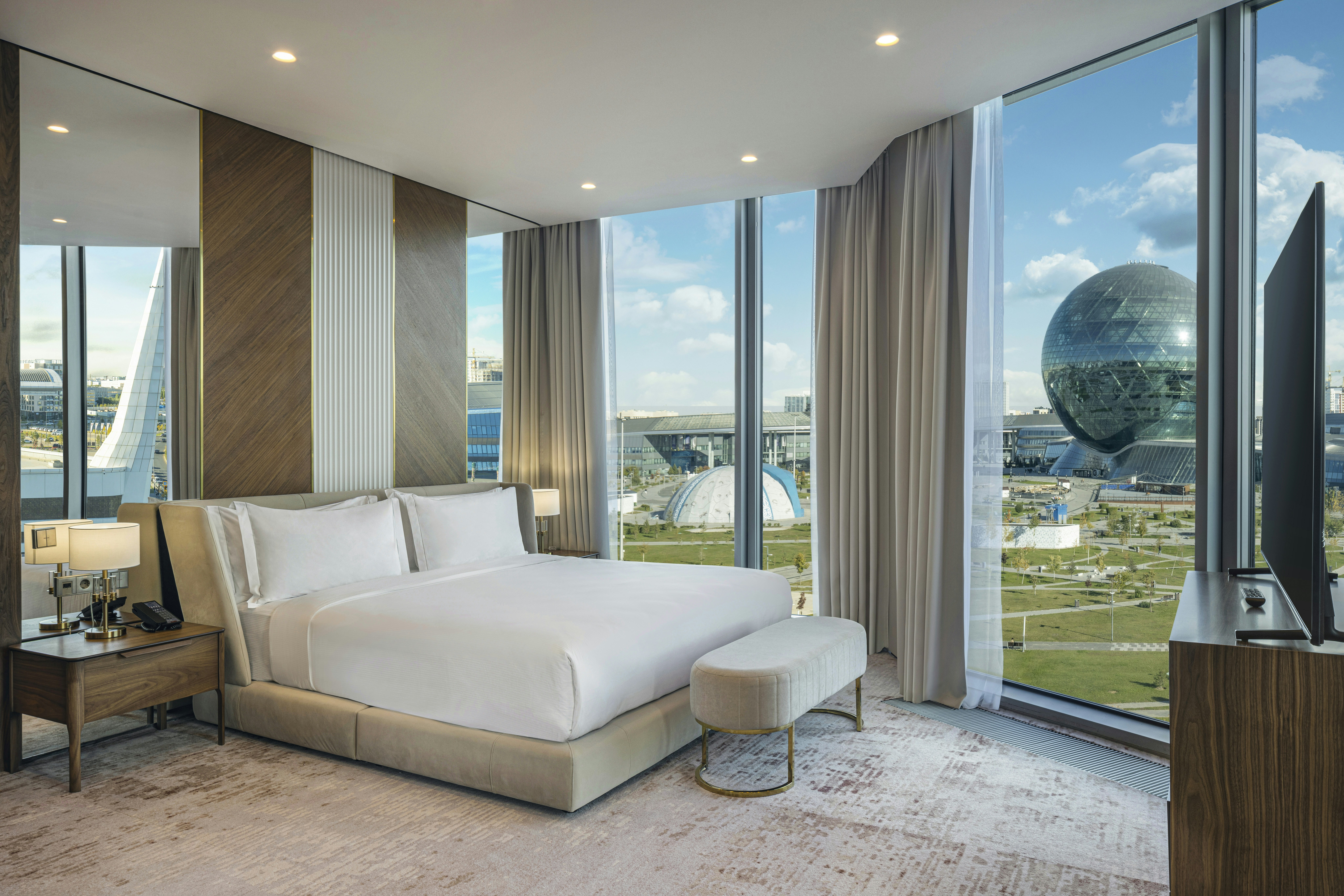 1 BEDROOM, DIPLOMAT, SUITE, KING BED