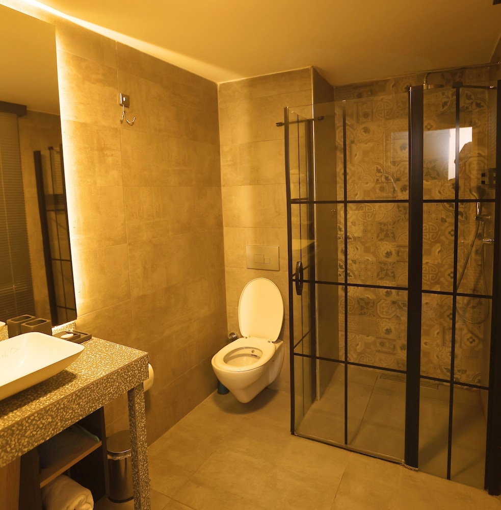 Esin Hotel 50/50