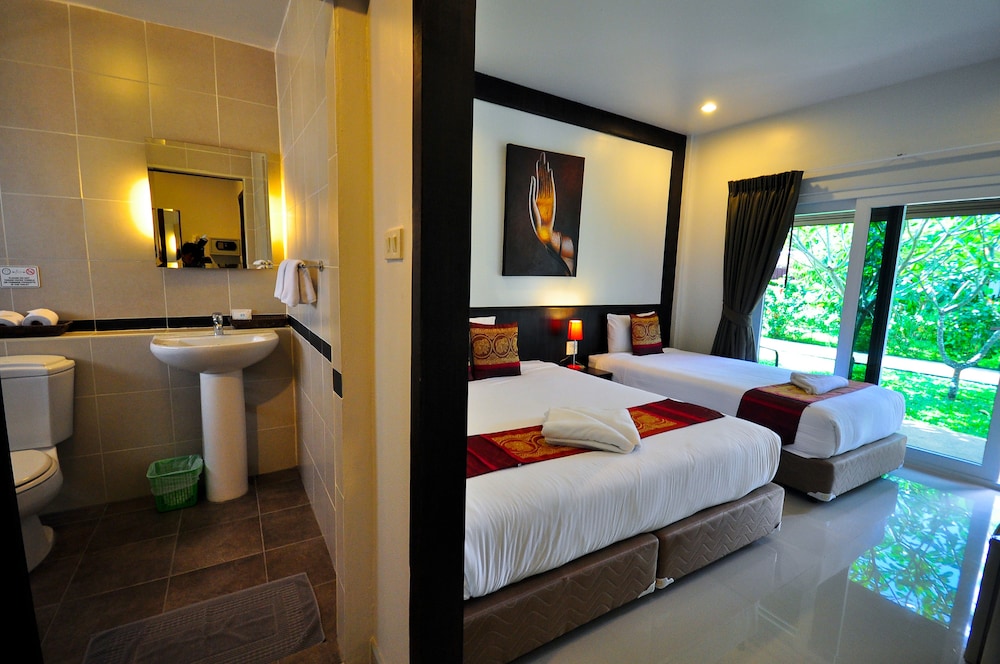 Phuket Airport Hotel 32/74