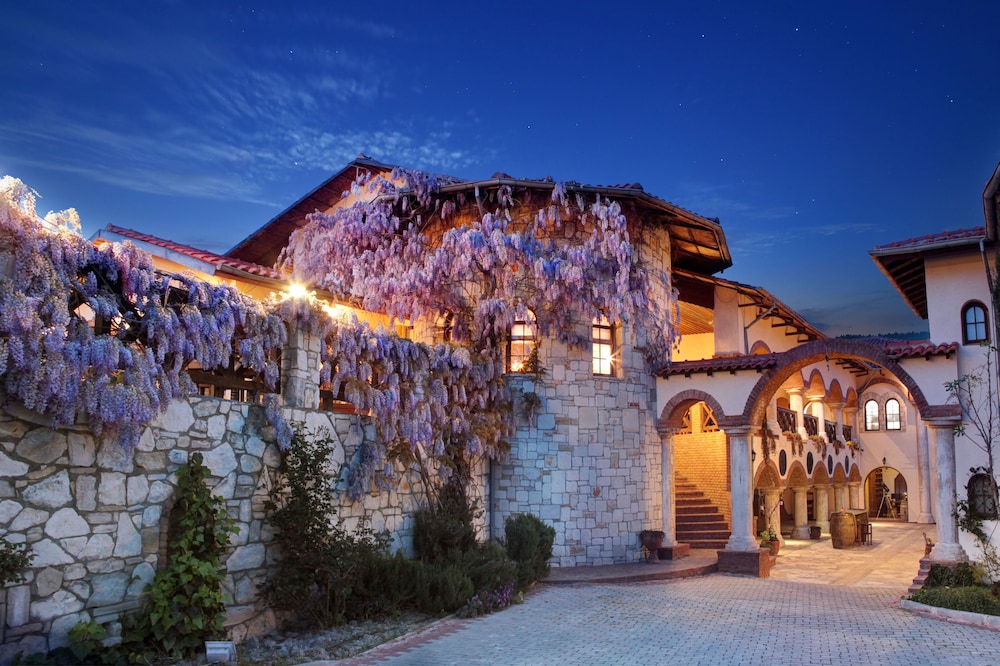 Vinifera Vineyards Hotel 48/50