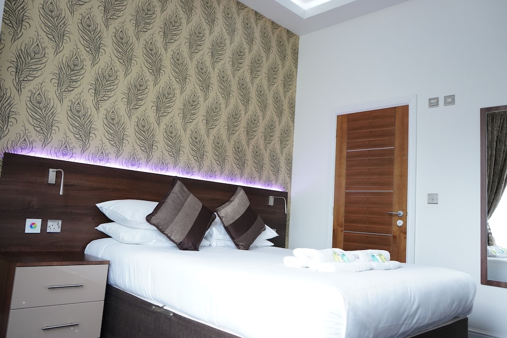 EXECUTIVE, DOUBLE BED, BATH AND SHOWER