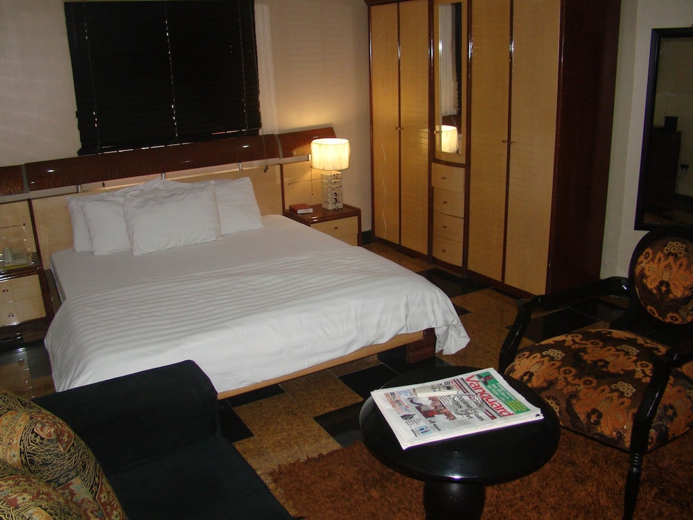 CHARLIE'S PLACE AND SUITES 20/50