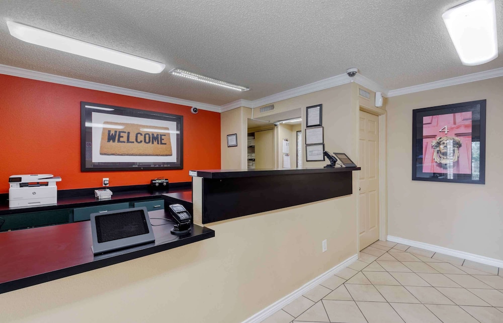 Suburban Studios Irving - Las Colinas 10/70