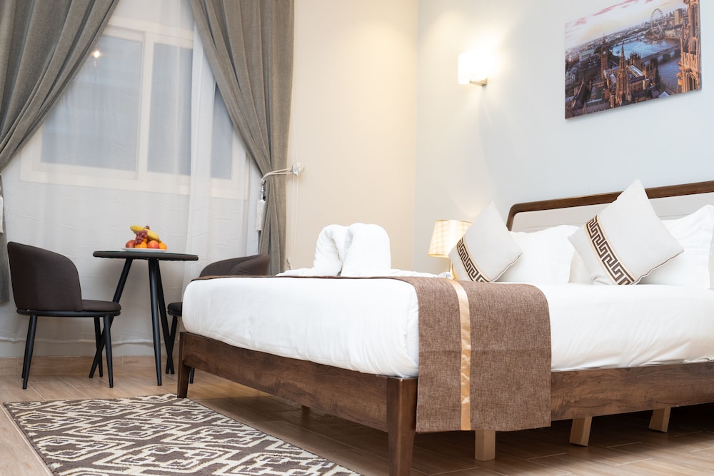 DELUXE, KING BED