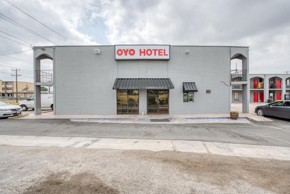 OYO Hotel San Antonio Lackland Air Force Base West 10/44