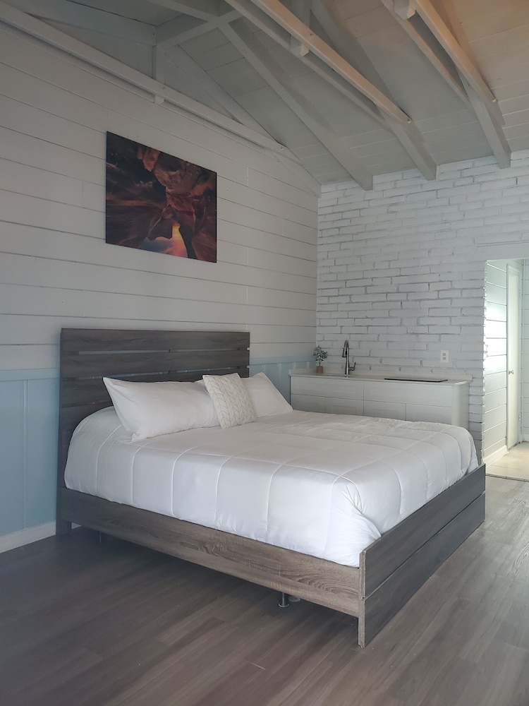 TRADITIONAL, KING BED