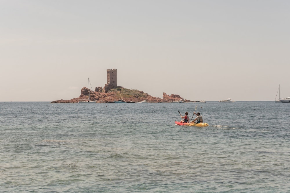 Hotel de L Esterel 46/50