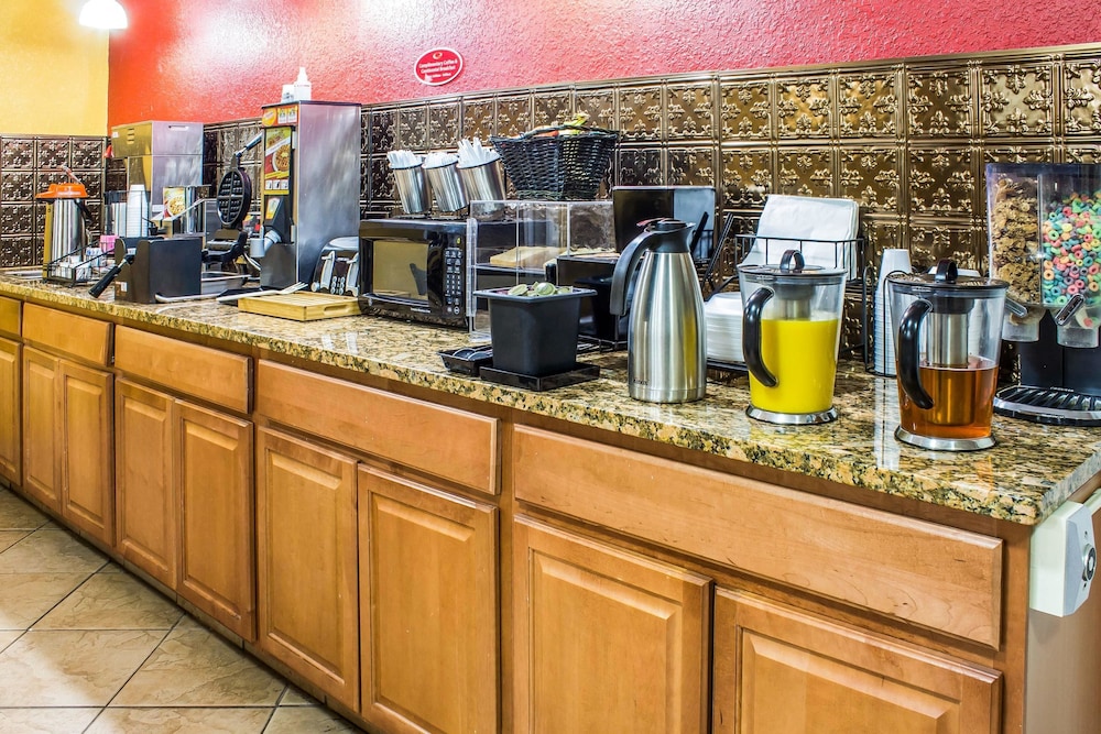 Econo Lodge Inn & Suites Walnut 29/30