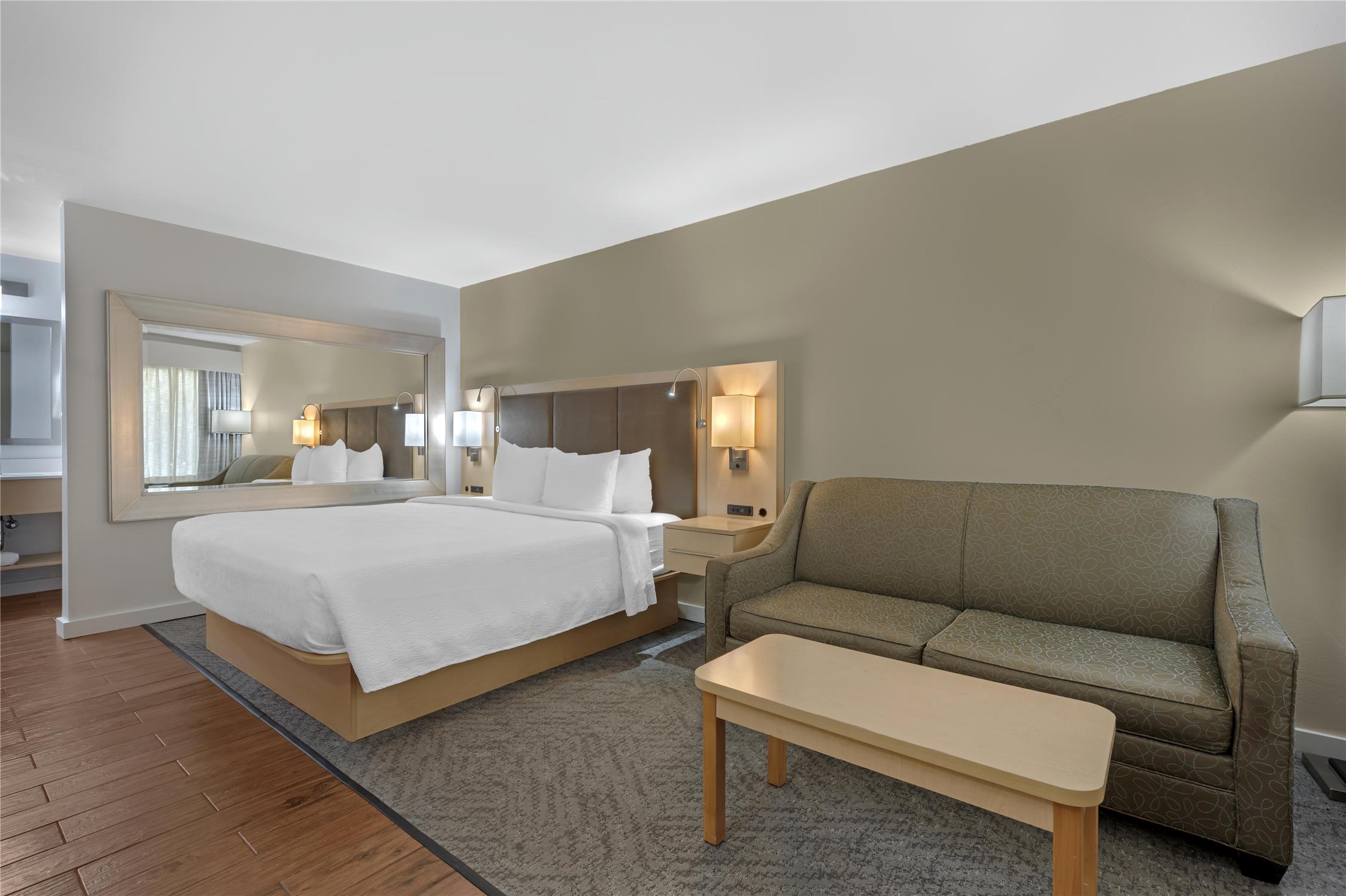 غرفة بسرير كينج بإطلالة على الفناء، Best Western Plus South Coast Inn 4/9