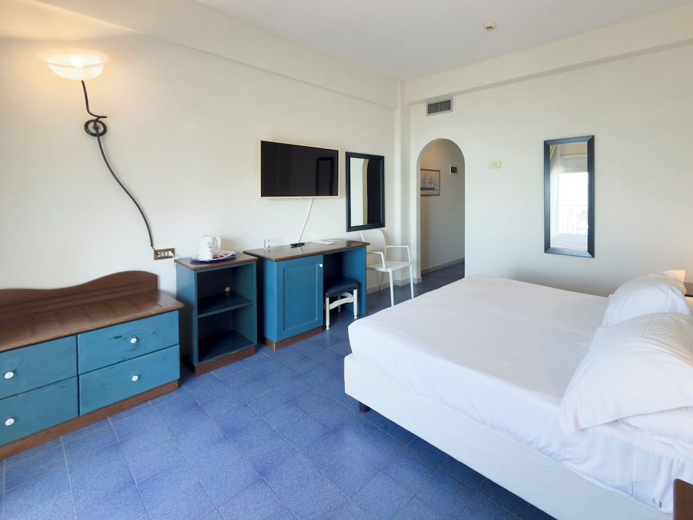 SUMMIT HOTEL 19/70