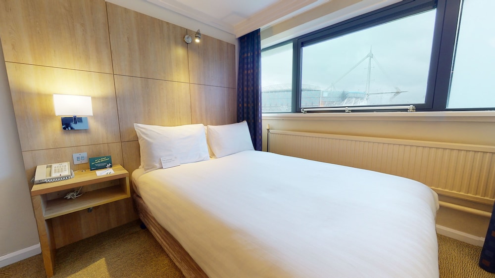 HOLIDAY INN CARDIFF CITY CENTRE 24/64