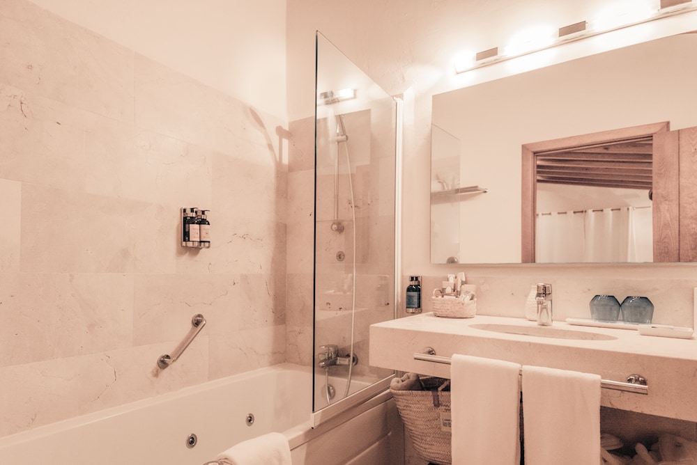 جناح بسرير كوين، Romantik Hotel Cases de Son Barbassa 3/4