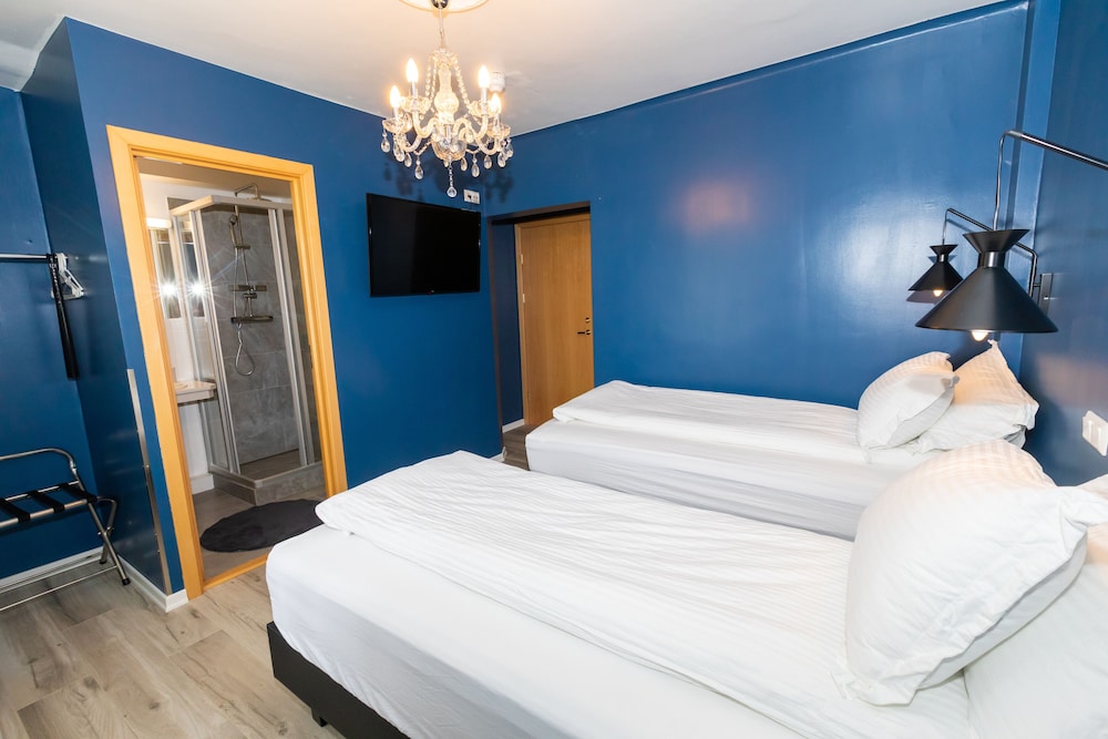 Hotel North 8/32