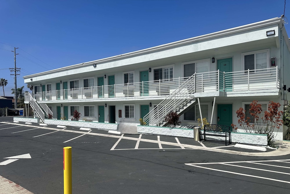 Super 8 by Wyndham Oceanside Downtown 42/50