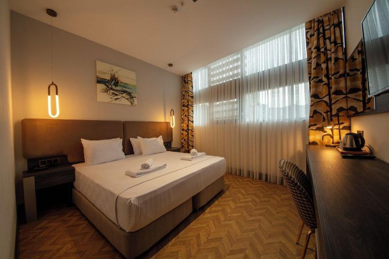 Room, Land View